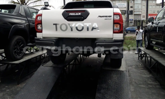 Sayi Na hannu Toyota Hilux Surf White Mota in Accra a Greater Accra Sayi Na hannu Toyota Hilux Surf White Mota in Accra a Greater Accra