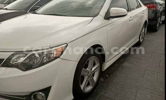 Sayi Na hannu Toyota Camry White Mota in Accra a Greater Accra Sayi Na hannu Toyota Camry White Mota in Accra a Greater Accra