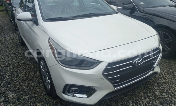 Ra Àlòkù Hyundai Accent funfun Ọkọ̀ in Accra ni Greater Accra