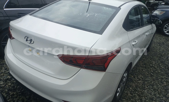Ra Àlòkù Hyundai Accent funfun Ọkọ̀ in Accra ni Greater Accra Ra Àlòkù Hyundai Accent funfun Ọkọ̀ in Accra ni Greater Accra