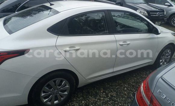 Ra Àlòkù Hyundai Accent funfun Ọkọ̀ in Accra ni Greater Accra Ra Àlòkù Hyundai Accent funfun Ọkọ̀ in Accra ni Greater Accra