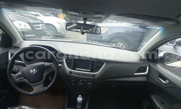 Ra Àlòkù Hyundai Accent funfun Ọkọ̀ in Accra ni Greater Accra Ra Àlòkù Hyundai Accent funfun Ọkọ̀ in Accra ni Greater Accra