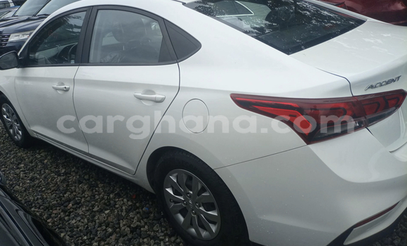Ra Àlòkù Hyundai Accent funfun Ọkọ̀ in Accra ni Greater Accra Ra Àlòkù Hyundai Accent funfun Ọkọ̀ in Accra ni Greater Accra