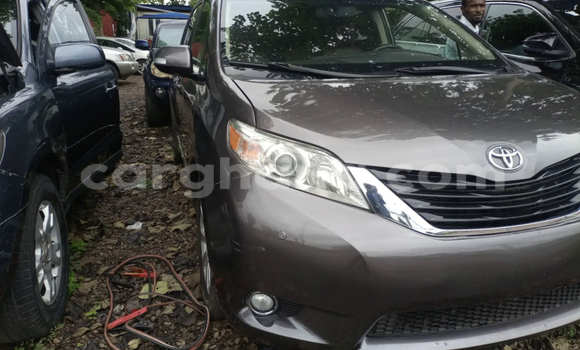 Sayi Na hannu Toyota Sienna Brown Mota in Accra a Greater Accra