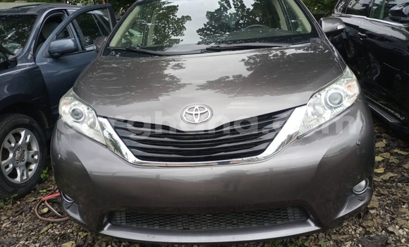 Sayi Na hannu Toyota Sienna Brown Mota in Accra a Greater Accra Sayi Na hannu Toyota Sienna Brown Mota in Accra a Greater Accra