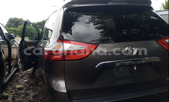 Sayi Na hannu Toyota Sienna Brown Mota in Accra a Greater Accra Sayi Na hannu Toyota Sienna Brown Mota in Accra a Greater Accra
