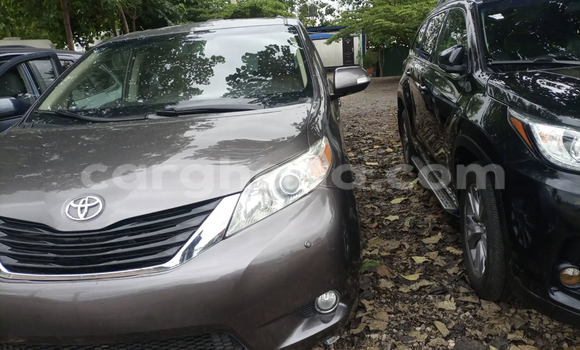 Sayi Na hannu Toyota Sienna Brown Mota in Accra a Greater Accra Sayi Na hannu Toyota Sienna Brown Mota in Accra a Greater Accra