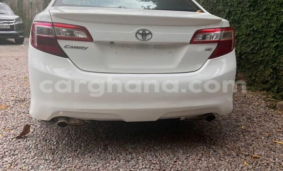 Ra Àlòkù Toyota Camry funfun Ọkọ̀ in Accra ni Greater Accra Ra Àlòkù Toyota Camry funfun Ọkọ̀ in Accra ni Greater Accra