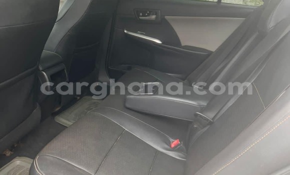 Ra Àlòkù Toyota Camry funfun Ọkọ̀ in Accra ni Greater Accra Ra Àlòkù Toyota Camry funfun Ọkọ̀ in Accra ni Greater Accra