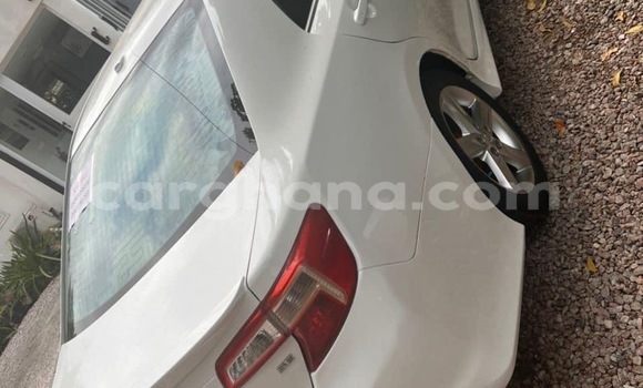 Ra Àlòkù Toyota Camry funfun Ọkọ̀ in Accra ni Greater Accra Ra Àlòkù Toyota Camry funfun Ọkọ̀ in Accra ni Greater Accra