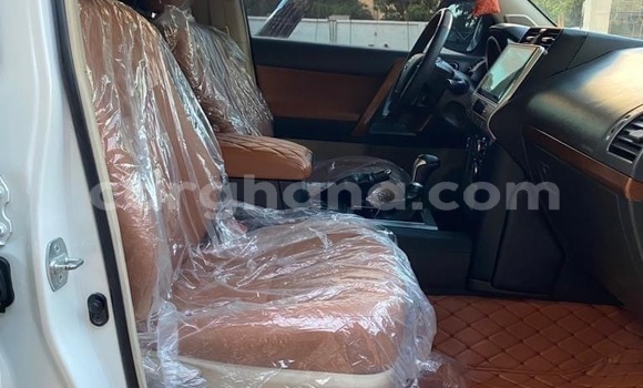 Ra Àlòkù Toyota Land Cruiser Prado funfun Ọkọ̀ in Accra ni Greater Accra Ra Àlòkù Toyota Land Cruiser Prado funfun Ọkọ̀ in Accra ni Greater Accra