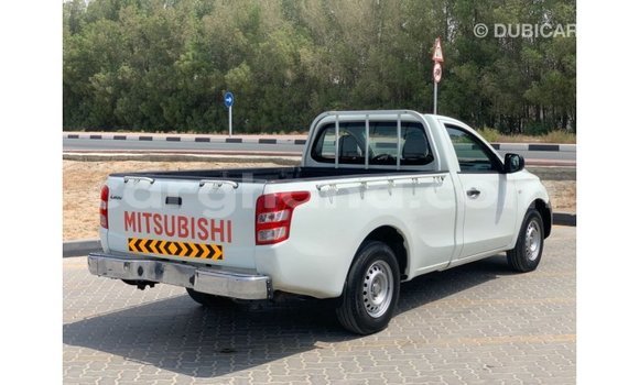 Sayi Imported Mitsubishi L200 White Mota in Import - Dubai a Ashanti Sayi Imported Mitsubishi L200 White Mota in Import - Dubai a Ashanti