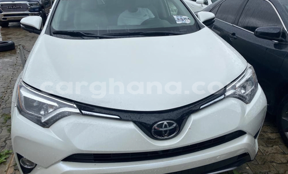 Ra Àlòkù Toyota RAV4 funfun Ọkọ̀ in Accra ni Greater Accra Ra Àlòkù Toyota RAV4 funfun Ọkọ̀ in Accra ni Greater Accra