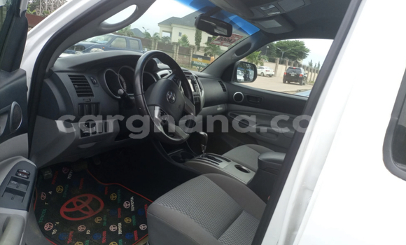 Ra Àlòkù Toyota RAV4 funfun Ọkọ̀ in Accra ni Greater Accra Ra Àlòkù Toyota RAV4 funfun Ọkọ̀ in Accra ni Greater Accra