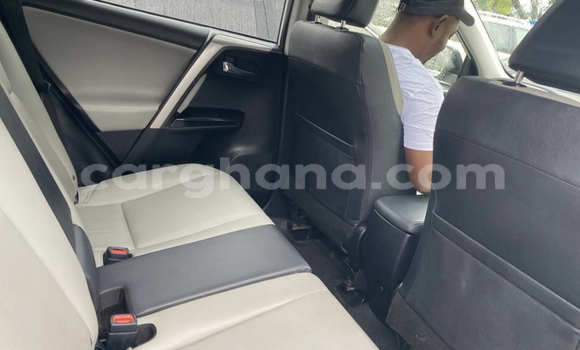 Ra Àlòkù Toyota RAV4 funfun Ọkọ̀ in Accra ni Greater Accra Ra Àlòkù Toyota RAV4 funfun Ọkọ̀ in Accra ni Greater Accra