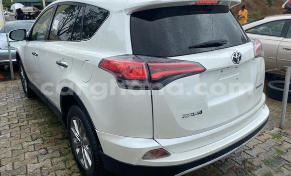 Ra Àlòkù Toyota RAV4 funfun Ọkọ̀ in Accra ni Greater Accra Ra Àlòkù Toyota RAV4 funfun Ọkọ̀ in Accra ni Greater Accra