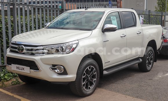 Sayi Na hannu Toyota Hilux White Mota in Accra a Greater Accra
