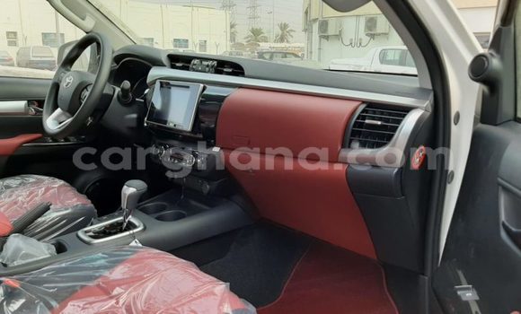 Ra Àlòkù Toyota Hilux funfun Ọkọ̀ in Accra ni Greater Accra Ra Àlòkù Toyota Hilux funfun Ọkọ̀ in Accra ni Greater Accra