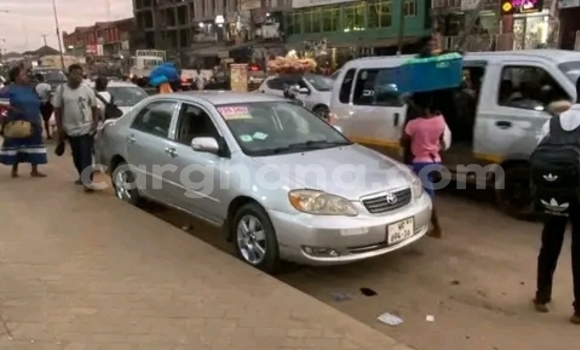Sayi Na hannu Toyota Corolla Azurfa Mota in Accra a Greater Accra