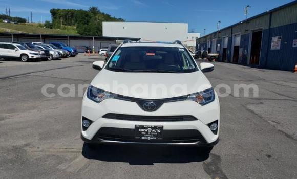 Sayi Na hannu Toyota RAV4 White Mota in Accra a Greater Accra