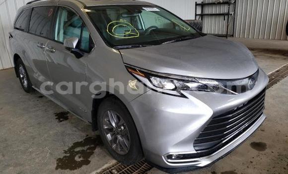 Sayi Na hannu Toyota Sienna Azurfa Mota in Accra a Greater Accra