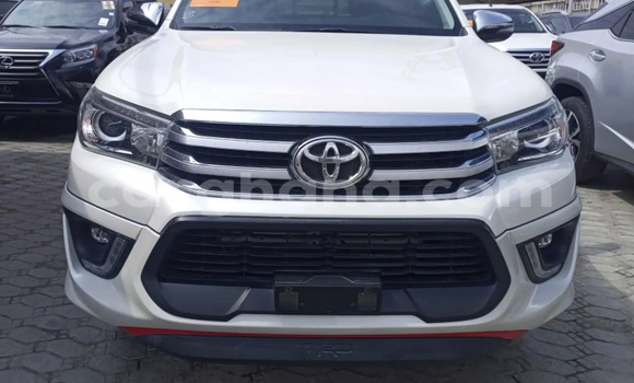 Sayi Na hannu Toyota Hilux White Mota in Accra a Greater Accra