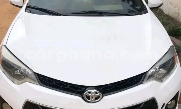 Sayi Na hannu Toyota Corolla White Mota in Accra a Greater Accra