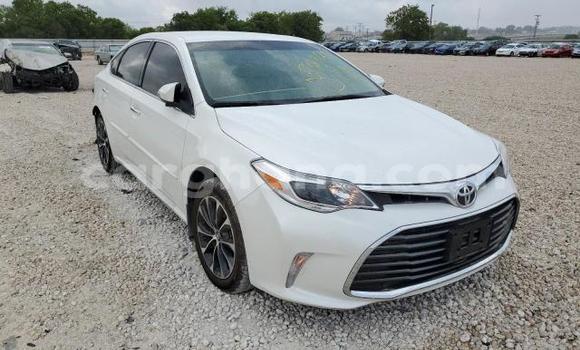 Ra Àlòkù Toyota Avalon funfun Ọkọ̀ in Tema ni Greater Accra