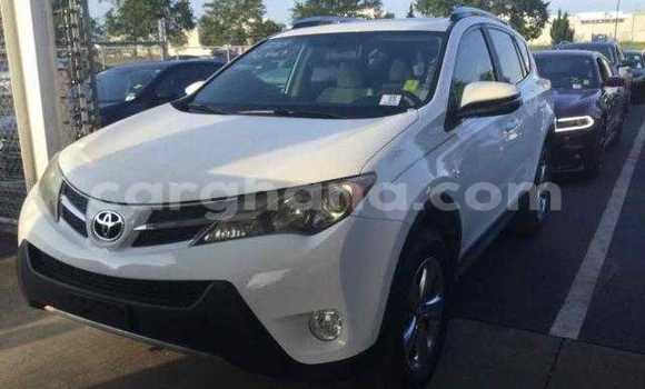 Sayi Na hannu Toyota RAV4 White Mota in Accra a Greater Accra