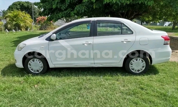 Ra Àlòkù Toyota Belta funfun Ọkọ̀ in Accra ni Greater Accra Ra Àlòkù Toyota Belta funfun Ọkọ̀ in Accra ni Greater Accra