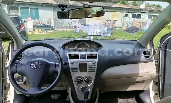 Ra Àlòkù Toyota Belta funfun Ọkọ̀ in Accra ni Greater Accra Ra Àlòkù Toyota Belta funfun Ọkọ̀ in Accra ni Greater Accra