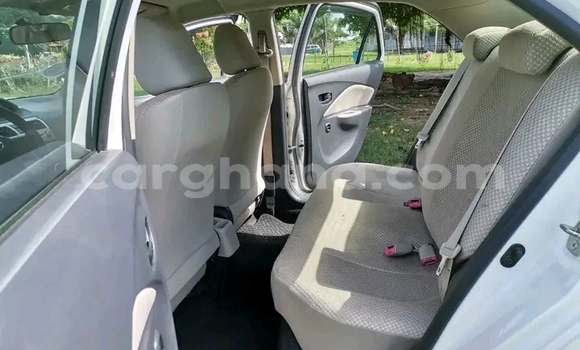 Ra Àlòkù Toyota Belta funfun Ọkọ̀ in Accra ni Greater Accra Ra Àlòkù Toyota Belta funfun Ọkọ̀ in Accra ni Greater Accra