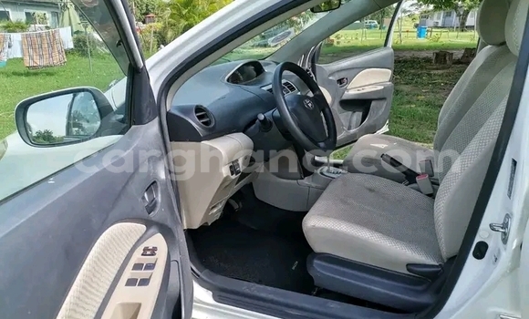 Ra Àlòkù Toyota Belta funfun Ọkọ̀ in Accra ni Greater Accra Ra Àlòkù Toyota Belta funfun Ọkọ̀ in Accra ni Greater Accra