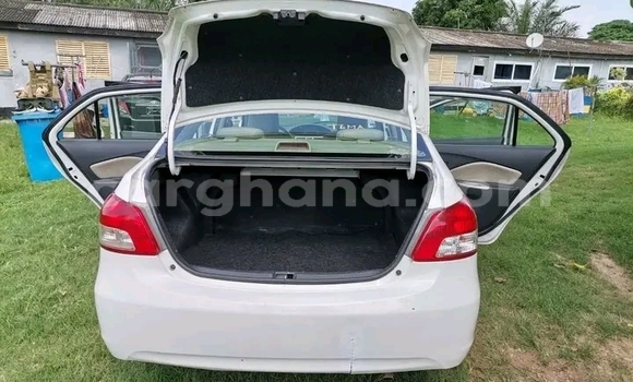 Ra Àlòkù Toyota Belta funfun Ọkọ̀ in Accra ni Greater Accra Ra Àlòkù Toyota Belta funfun Ọkọ̀ in Accra ni Greater Accra