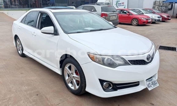 Sayi Na hannu Toyota Camry White Mota in Accra a Greater Accra