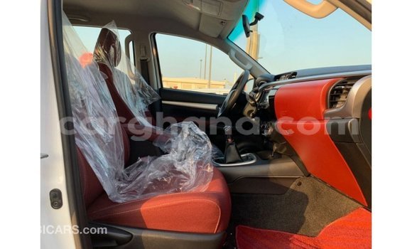 Sayi Imported Toyota Hilux White Mota in Import - Dubai a Ashanti Sayi Imported Toyota Hilux White Mota in Import - Dubai a Ashanti