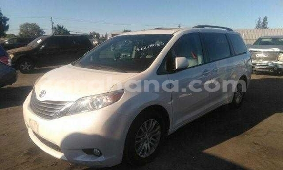 Ra Àlòkù Toyota Sienna funfun Ọkọ̀ in Accra ni Greater Accra
