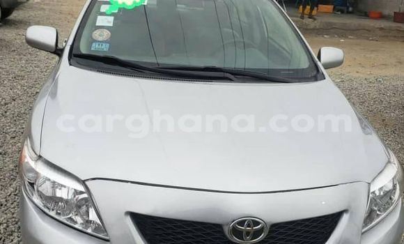 Sayi Na hannu Toyota Corolla Azurfa Mota in Accra a Greater Accra
