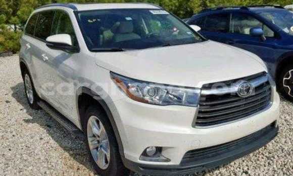 Ra Àlòkù Toyota Highlander funfun Ọkọ̀ in Accra ni Greater Accra