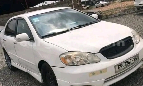 Sayi Na hannu Toyota Corolla White Mota in Accra a Greater Accra