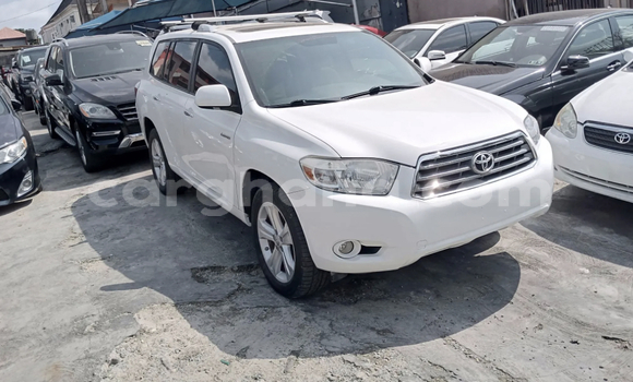 Sayi Na hannu Toyota Highlander White Mota in Accra a Greater Accra