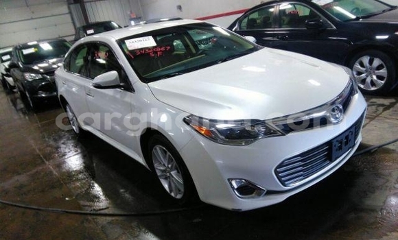 Ra Àlòkù Toyota Avalon funfun Ọkọ̀ in Accra ni Greater Accra