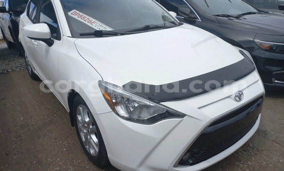 Ra Àlòkù Toyota Yaris funfun Ọkọ̀ in Accra ni Greater Accra