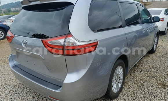 Sayi Na hannu Toyota Sienna Blue Mota in Accra a Greater Accra