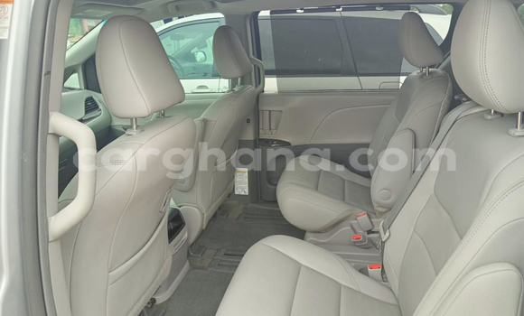 Ra Àlòkù Toyota Sienna Blue Ọkọ̀ in Accra ni Greater Accra Ra Àlòkù Toyota Sienna Blue Ọkọ̀ in Accra ni Greater Accra