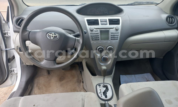 Ra Àlòkù Toyota Yaris funfun Ọkọ̀ in Accra ni Greater Accra Ra Àlòkù Toyota Yaris funfun Ọkọ̀ in Accra ni Greater Accra
