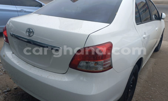 Ra Àlòkù Toyota Yaris funfun Ọkọ̀ in Accra ni Greater Accra Ra Àlòkù Toyota Yaris funfun Ọkọ̀ in Accra ni Greater Accra