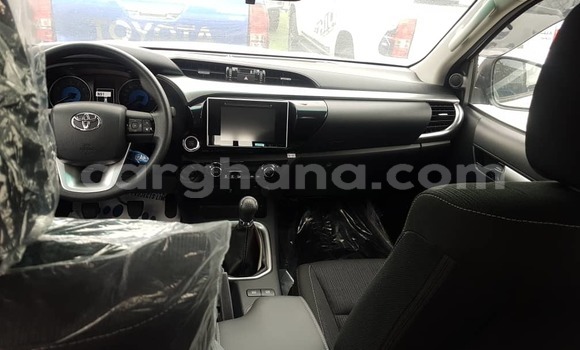 Ra Àlòkù Toyota Hilux funfun Ọkọ̀ in Accra ni Greater Accra Ra Àlòkù Toyota Hilux funfun Ọkọ̀ in Accra ni Greater Accra