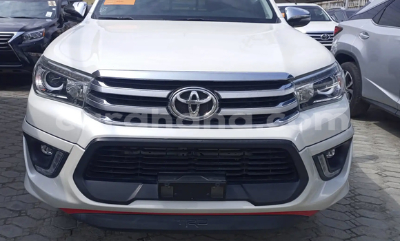 Sayi Na hannu Toyota Hilux White Mota in Accra a Greater Accra