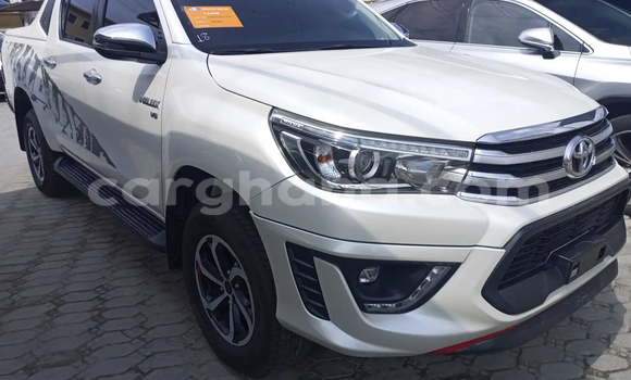 Sayi Na hannu Toyota Hilux White Mota in Accra a Greater Accra